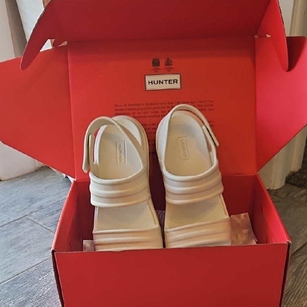 PRICE DROP! SALE!!💲↘️💥Hunter Womens White Sandals